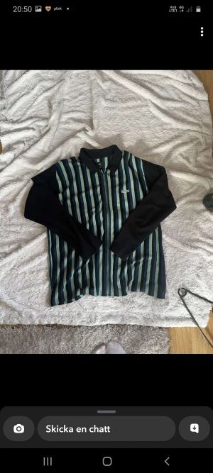 Obey långärmad med krage  - Obey långärmad med krage och kedja