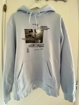 Blå hoodie  - Ljusblå hoodie med tryck. Den är suuuper mysig.