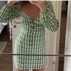 Klänning  - Säljer denna underbara klänning som tyvärr blivit lite liten på mig! Så fin och perfekt till sommaren