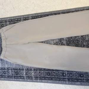 COS byxor - Beige raka cos byxor som inte använts mycket. Nypris 1100kr och mitt pris är 500kr kan eventuellt sänka priset vid snabbaffär. Storlek M.