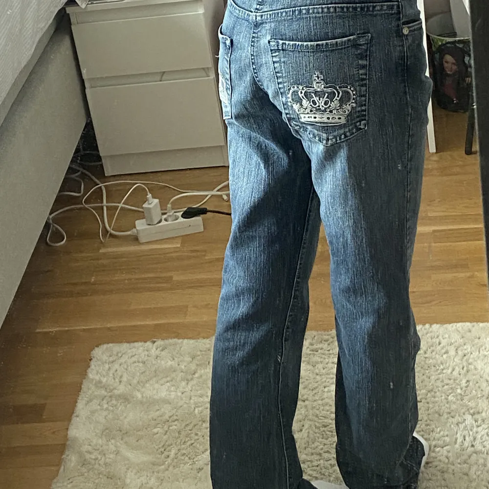 As snygga Victoria beckham jeans,säljer på grund av att de inte kommer till användning längre. Lite defekter längst ner på jeansen❤️skriv för flera bilder. Jeans & Byxor.