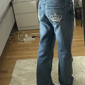 As snygga Victoria beckham jeans,säljer på grund av att de inte kommer till användning längre. Lite defekter längst ner på jeansen❤️skriv för flera bilder