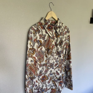 Skjorta - Från Gina Tricot 🌸 Sitter skönt och nära kroppen.