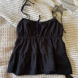 Sommartopp - Gullig topp från h&m, jätte söt i sommar. Storlek 34 men passar 36💓