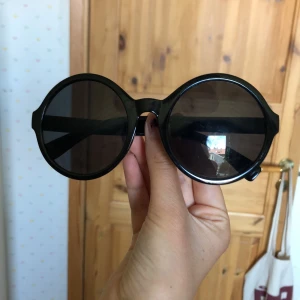 Solglasögon  - Stora rund solglasögon i 60-talsstil. 