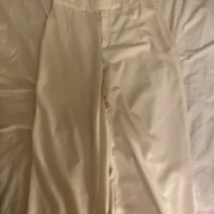Vita kostymbyxor  - Vita kostymbyxor från bikbok använda en gång