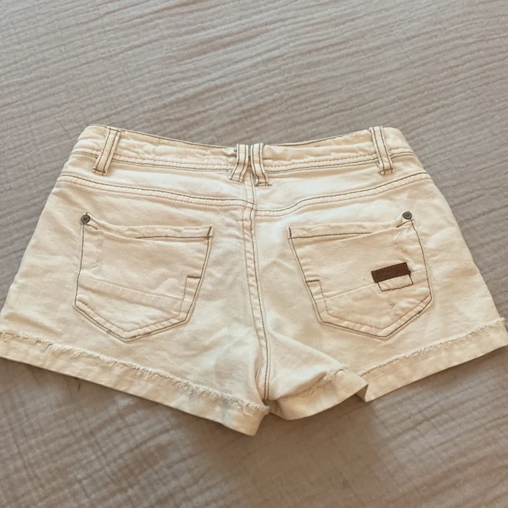 Säljer dehär jätte fina vita jeans shortsen från pull & bear. Tror inte man kan köpa de längre. De passar inte så har tyvvär ingen bild på.  Midjemått: 36 cm(rakt över) Längd: 25 cm. Shorts.