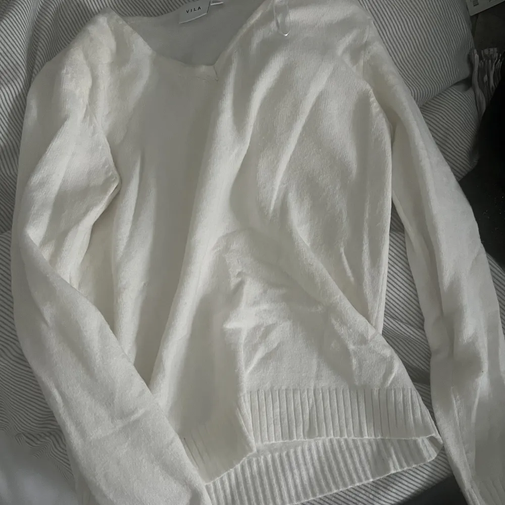 Stickad vit tröja från vila med lite v-ringning. Använd endast fåtal gånger💞💞OBS, köpare står för frakt💞💞. Tröjor & Koftor.