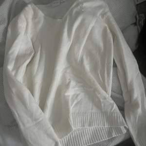 Stickad vit tröja från vila med lite v-ringning. Använd endast fåtal gånger💞💞OBS, köpare står för frakt💞💞
