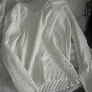 Vila tröja - Stickad vit tröja från vila med lite v-ringning. Använd endast fåtal gånger💞💞OBS, köpare står för frakt💞💞