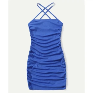 Blå klänning stl XS - Säljer denna blåa klänning i stl XS. Skulle säga den passar S också. Aldrig använd. 💙