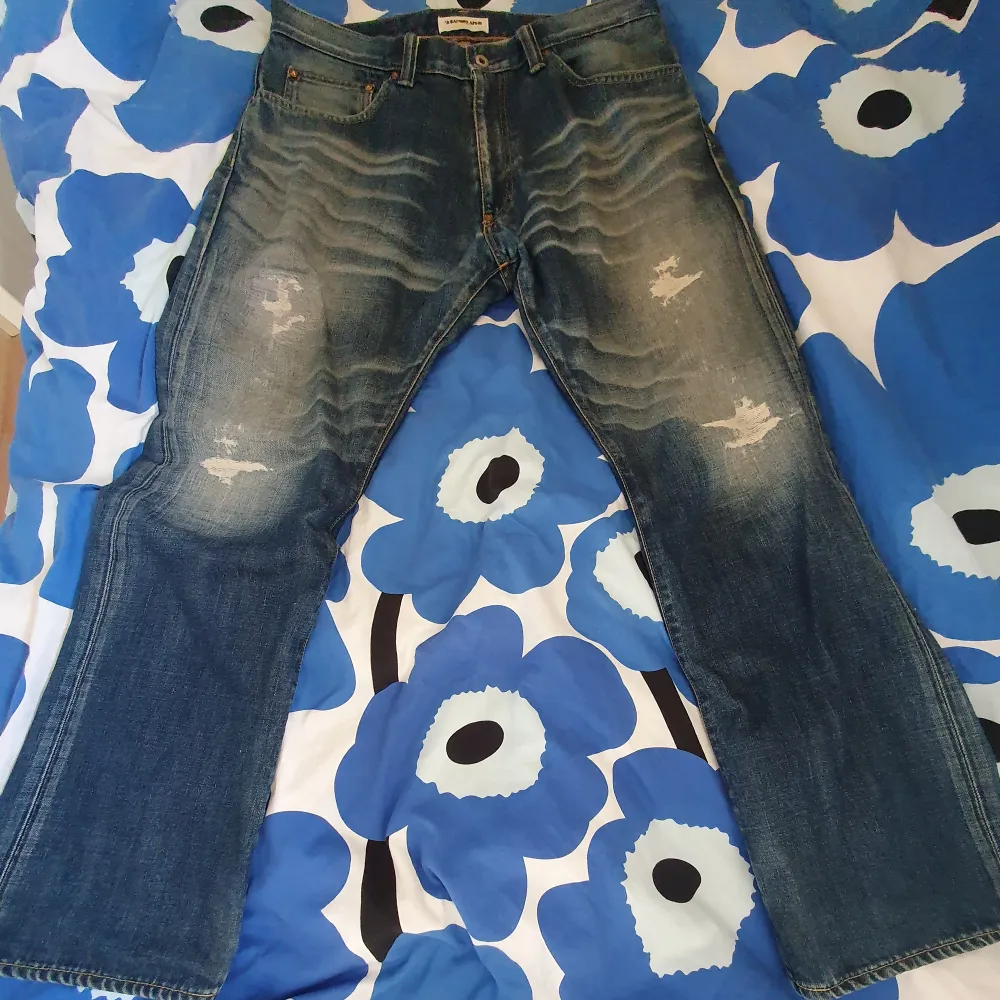Skitsnygga vintage Bape jeans från tidigt 2000-tal. Köpta på 50-archive popup men säljer då de ej används. Prima skick då diverse mindre slitage har reparerats hos en skräddare. Tveka inte att fråga om bilder/info!   Mått: 32 längd, 31 midja Pris: 950 kr. Jeans & Byxor.