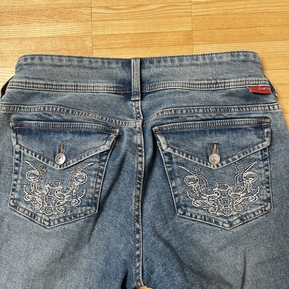 säljer dessa lowrise jeans från HM då de inte kommer till användning. strlk 42 men sitter som en 40. . Jeans & Byxor.