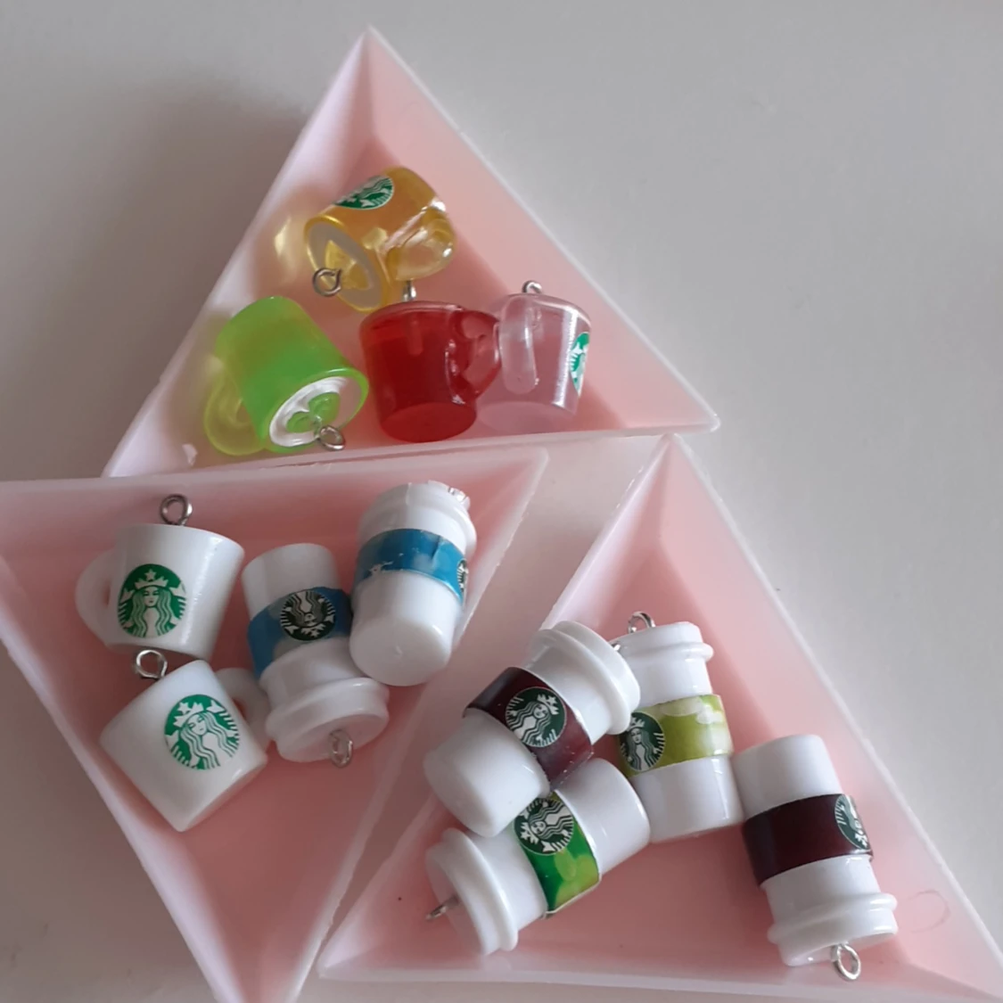 Ett kit med starbucks berlocker 