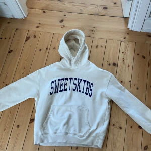 Sweet skate hoodie - Riktigt snygga sweet Skate hoodie. Använd ett fåtal gånger och inga negativa detaljer eller fläckar. Den är i storlek s och hör av er om ni är eventuellt intresserad. Används inte längre