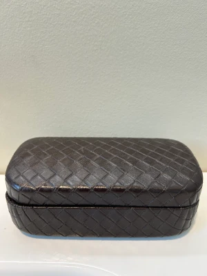 Glasögonfodral Bottega Veneta - Säljer ett solglasögonfodral fr Bottega veneta. Brunt flätat skinn. Väldigt dekorativt. 