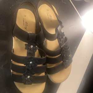 Skor från alley comfort  - Jag säljer ett par nya sandaler som är Jättefina och passar i allt och sköna och ha på sig🌸 säljer för att dom är försmå😔