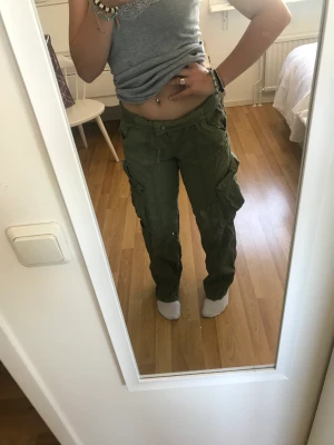 Gröna cargobyxor - Gröna cargobyxor midwaist 