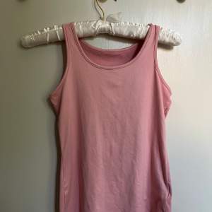 Ett rosa linne från Lindex. Det är i storlek 134 men passar på dom som har 134+