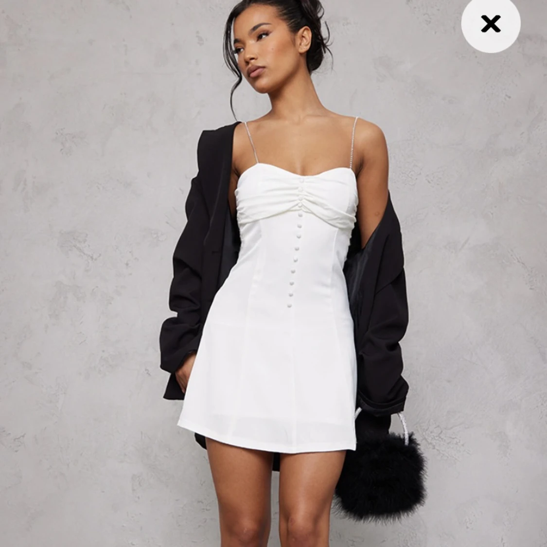 Vit satinklänning med diamant axelband