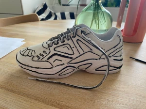 Cartoon style sneakers - super Coola customised sneakers med cartoon tema. Storlek 38, säljer dem då de var 4 storlekar för små.