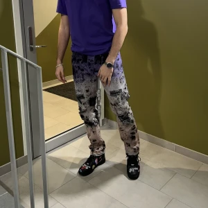 Jeans - Oanvända Jeans, storlek 38. Säljer de för 570kr. Skriv vid intresse för flera bilder eller frågor. Den passar mig och jag har 36:34