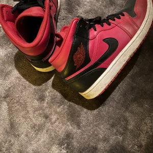Jordan 1 mid red/black - Säljer mina Jordan 1 mid red/black.  Ny pris: 1500kr  Använda ett få tal gånger så är lite smutsiga men annars i bra skick. 