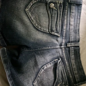 y2k shorts - gulliga y2k shorts passar S/M aldrig använt då dem inte passade mig kom privat för mer bilder midjemått ca 67-70cm