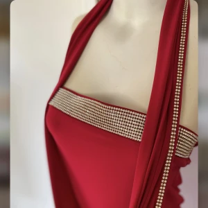 Röd klänning  - Dm för mer detaljer 