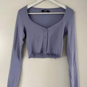 Jättesöt tröja i en fin lila färg, säljer då den tyvärr inte kommer till användning❤️‍🔥skriv för fler bilder, ge prisförslag 🥰 storlek xs men funkar som s