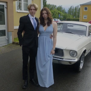 Blå festklänning - Säljer nu min klänning från nelly. Det är Like A Vision Dress i storlek 38. Endast använd en gång. Passar som handen i handsken och extremt skön! Priset går absolut att diskuteras.