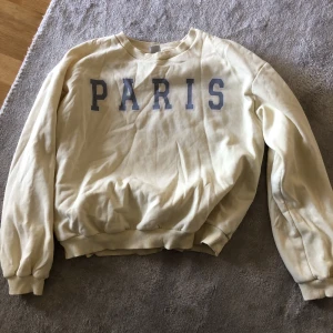 Gul tröja från lindex - Gul tröja där det står Paris på mage.Passar xs