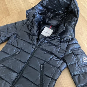 monclear jacka  - Säljer min monclear jacka , i modellen bady down (ser exakt ut som maya) 🤍 säljer då den blivit liiteeee för liten ( är 168/169 och den passar verkligen bra men börjar växa ur den) fråga gärna fler frågor i privat chatt 💕💕💕💕 