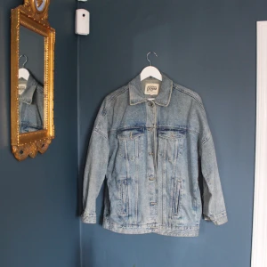 Oversized jeansjacka - Säljer denna jeansjacka i lite mörkare tvätt från Zara🌸