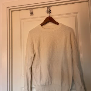 Stickad tröja - En finstickad vit tröja från zara i väldigt bra skick. Pris: 99kr
