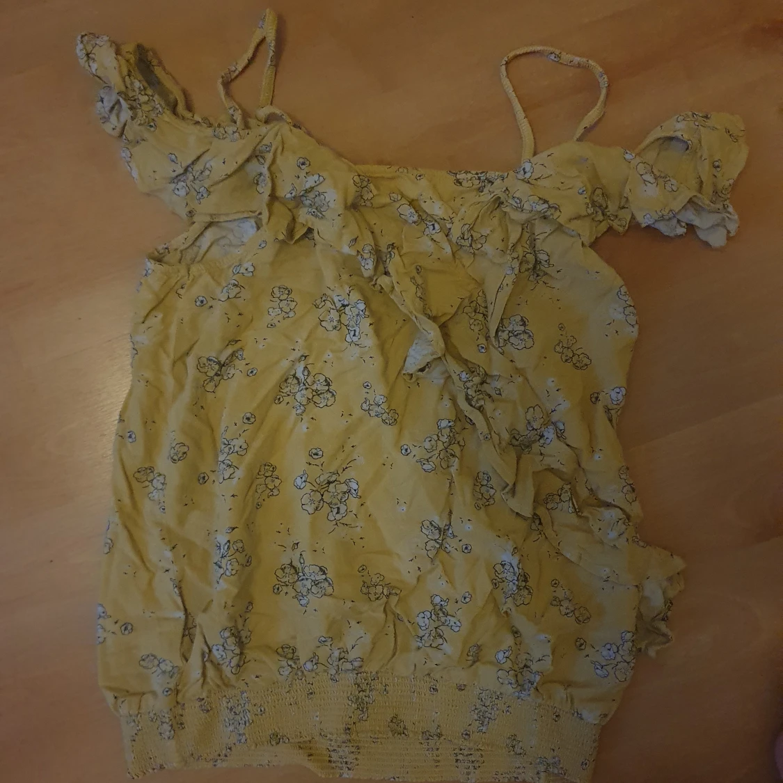 Gul tröja med volanger - 90