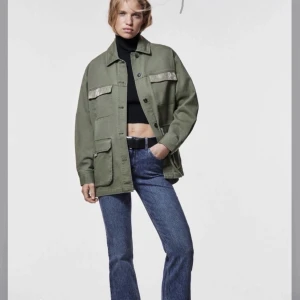 Zara grön jacka  - Säljer denna gröna jackan fårn Zara, jättecool och har as snygga silver detaljer på fickorna!! Perfekt till sommaren❤️💗🫶🏼priset kan diskuteras vid snabb affär