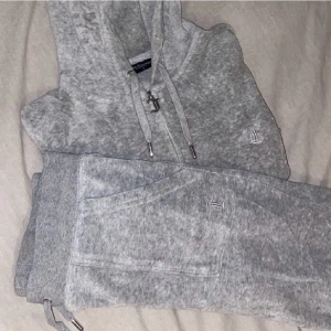 Gråa juciy sett  - Säljer denna fina settet från Nelly byxorna storlek xs koftan storlek s, inga defekter eller så använd Max 4 gånger, är öppen för byten oxå ifall det är grönt,svart,blått sett 