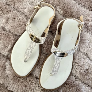Michael Kors Sandalers - Michael Kors Sandaler i bra skick. Enbart innersulan som har några fläckar. När sandalen är på syns inget och utsidan är helt fläckfri i mycket bra skick! 