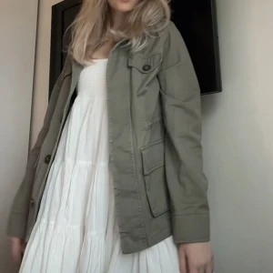 Grön sommarjacka - En fin tunn militärgrön jacka från kapphal perfekt till sommarn.💞 I bra skick 