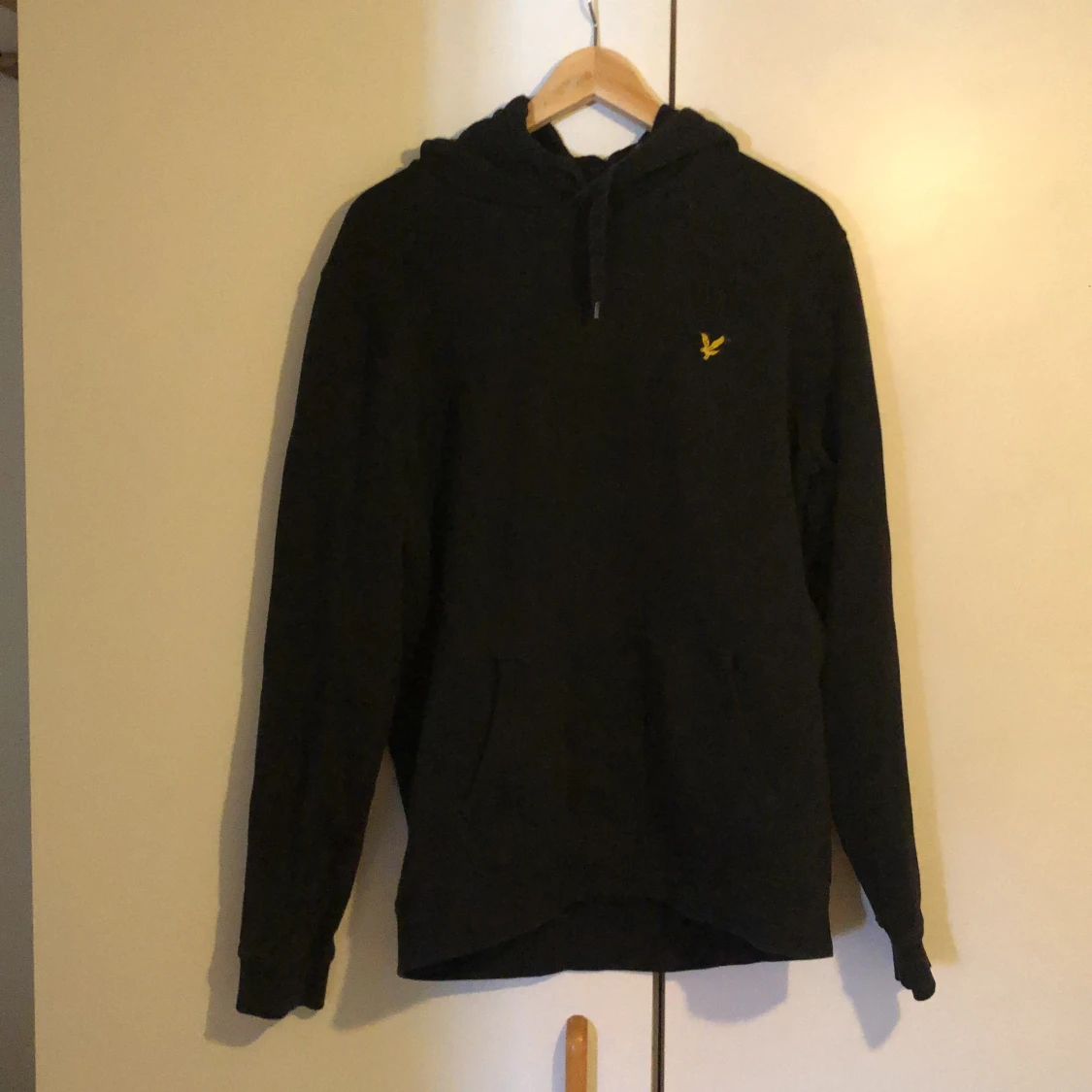 Svart hoodie av lyle & scott 