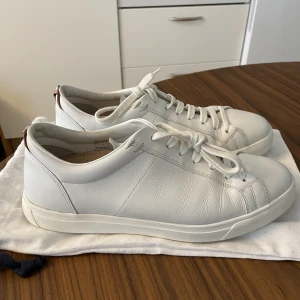 Moncler Monaco skor - Moncler skor i vitt läder, modell Monaco. Kommer med skopåse samt box. Nyligen inlämnade för rengörning. Har använts med en extra invändig skosula. Nypris 4500kr