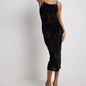 Klänning - As snygg klänning i sammet från NA-KD. Super fint skick. Perfekt för fest eller till finare tillfällen. Buda gärna🖤