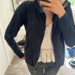 Tröja - Säljer en super cool jacka/tröja som är köpt för väldigt länge sedan. Den är från Zara och har aldrig används. 