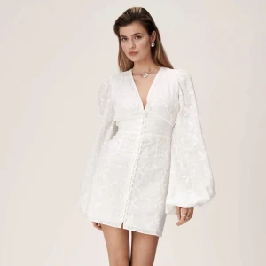 Adoore klänning Florence dress - Säljer helt oanvänd klänning från Adoore, Florence dress! 🤍🤍 säljer pga att jag har en annan studentklänning. Ordinarie pris : 1495  Skriv för fler bilder!