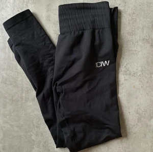 Träningsbyxor  - Säljer jätte snygga Iciw tights ny skick eftersom jag inte får någon använding för dom💕Använd gärna köp nu och instabox🙏🏻