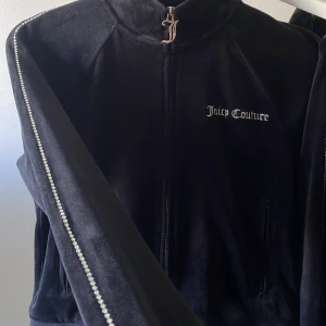 Juicy Couture dress - Använd sparsamt max 5-6 gånger, jätte fint skick. Storlek S på både två. Kan mötas upp eller fraktas, köparen står för frakten. 
