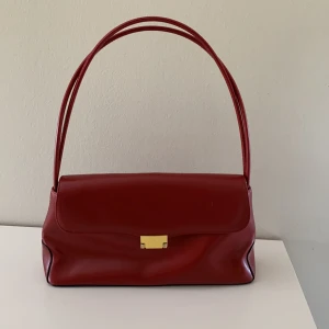Röd vintage väska - Röd vintage väska💕✨ Axelväska. Två innerfack och ett ytterfack. Näst intill nyskick. 250kr+frakt (betald via Swish på plick safepay)