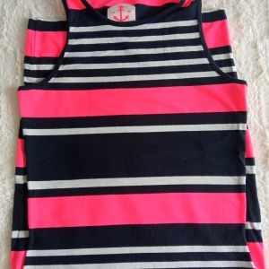 Nautica sommarklänning 🌸🌸🌸 - Nautica sommarklänning, ren bomull och mycket bekväm💕🥴. Använd endast en gång💯 Hans mått är vid knäna (jag är 1.70) 💕 köpt av 499