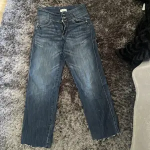 Baggy jeans från secondhand, storleken står inte men skulle passa någon runt 155-165 ❤️